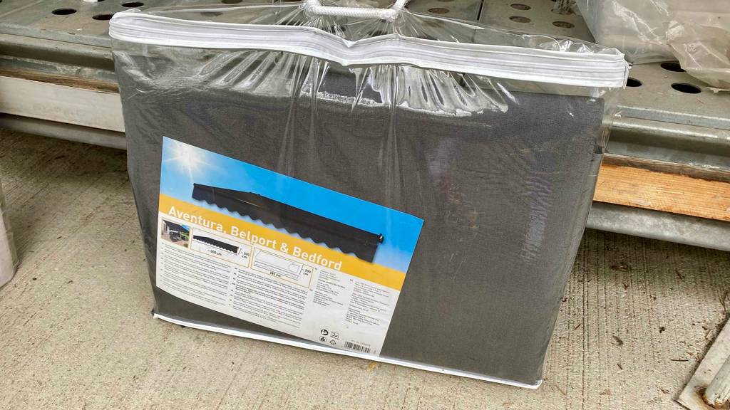 Markisenstoff-Test: ein grauer Markisenstoff der sich in durchsichtiger Verpackung befindet.