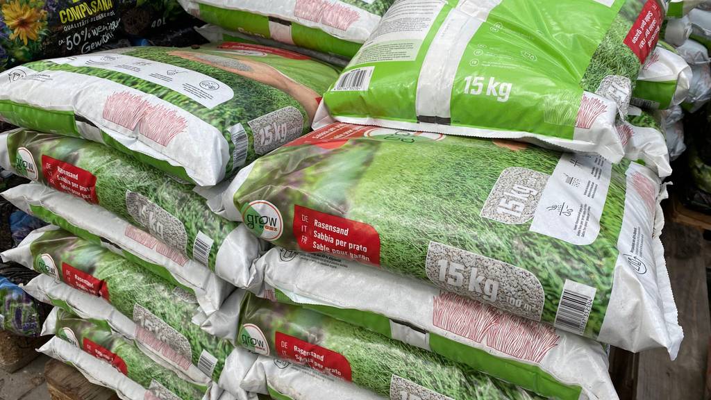 Mehrere Packungen getesteter Rasenerde aufeinanderliegend