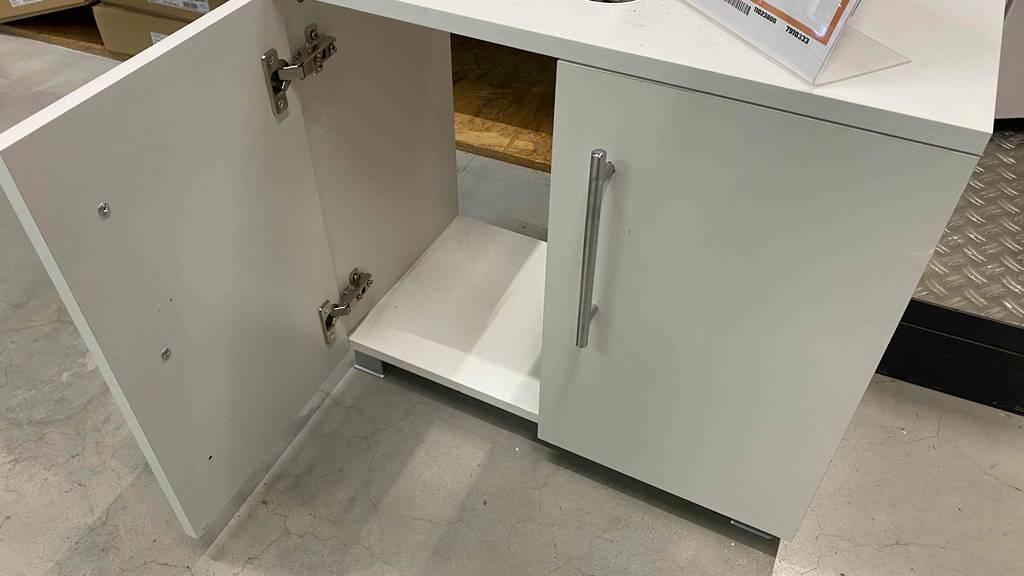 Waschbeckenunterschrank getestet: Waschbeckenunterschrank in Weiß mit einer geöffneten Türe.