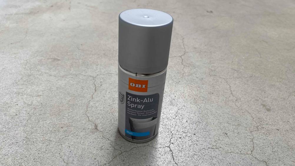 Zinkspray getestet: Geschlossenes Zinkspray aufrecht stehend auf einem Boden mit Informationen zum Produkt.