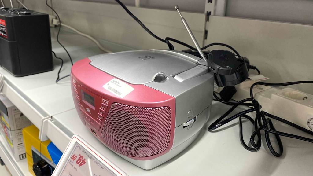 CD-Radio im Test von der Seite gezeigt.