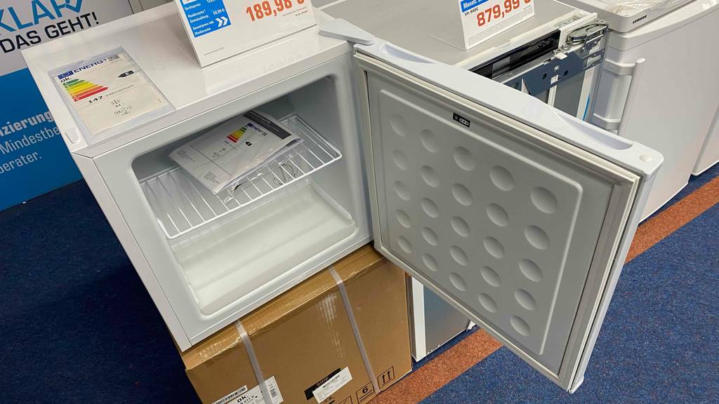 Mini-Gefrierschrank getestet: Ein Schrank mit geöffneter Tür auf einem Karton stehend.