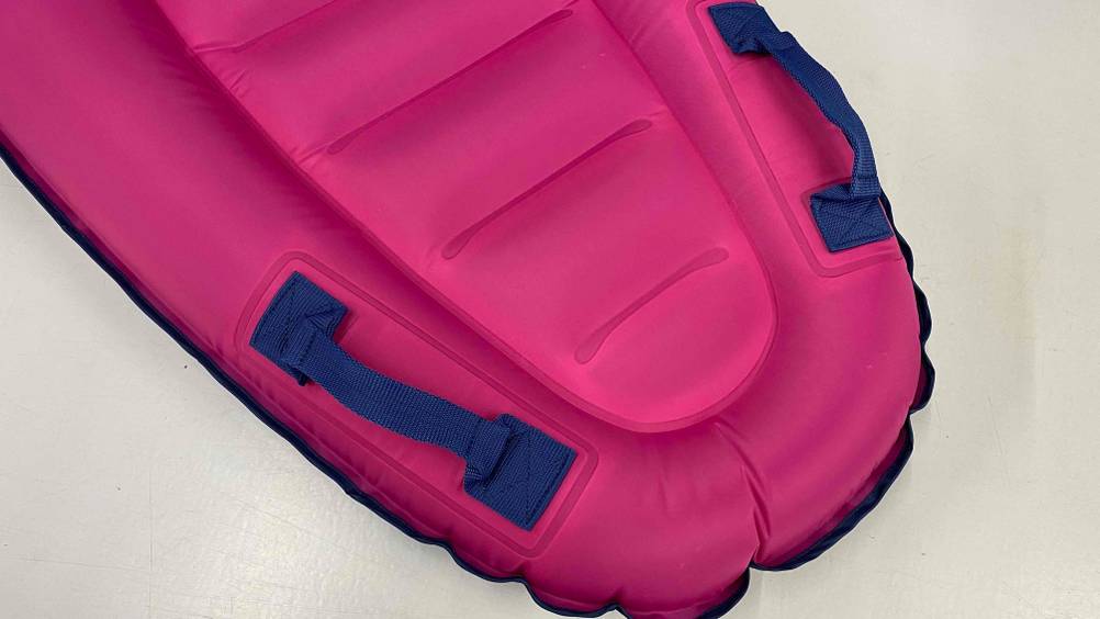 Im Test: Detailaufnahme der Haltegriffe eines Bodyboards.