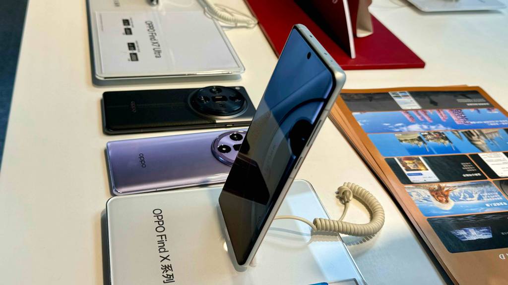 Ein getestetes Oppo-Handy ist im ausgeschalteten Zustand in einem Geschäft ausgestellt.
