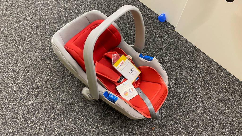 Babyschale getestet: Eine Babyschale von schräg vorne auf einem dunklen Teppich