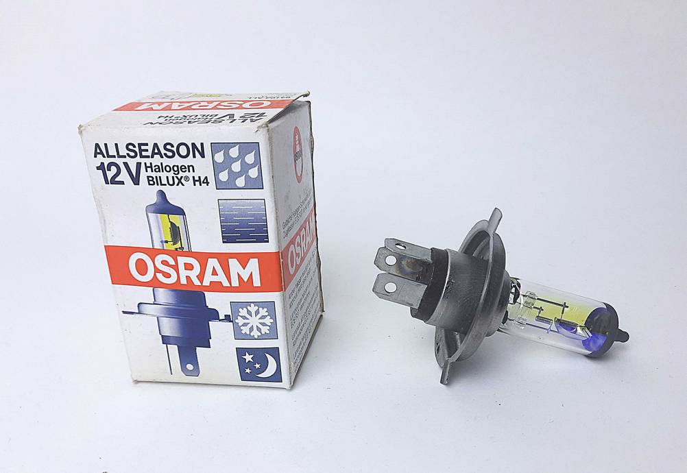 Die getestete H4-Lampe ist neben der entsprechenden Verpackung platziert.