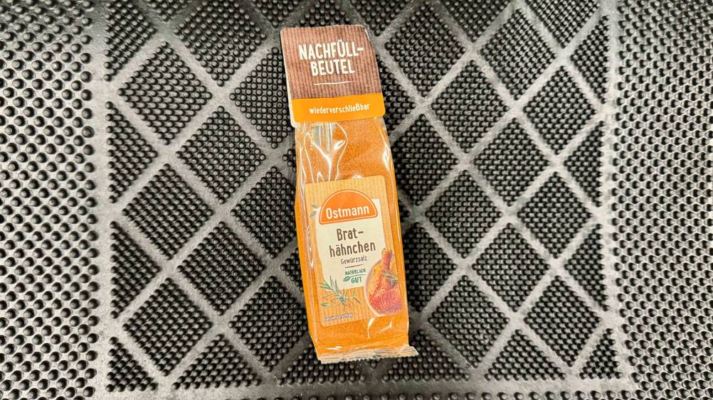 EIne Packung des getesteten Hähnchengewürzes liegt auf einer Matte.