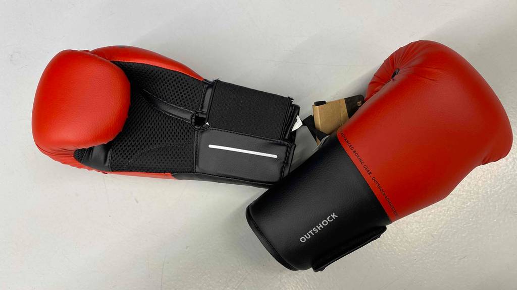 Boxhandschuhe im Test: Zwei Boxhandschuhe einer nach rechts und einer nach links liegend auf einer hellen Oberfläche