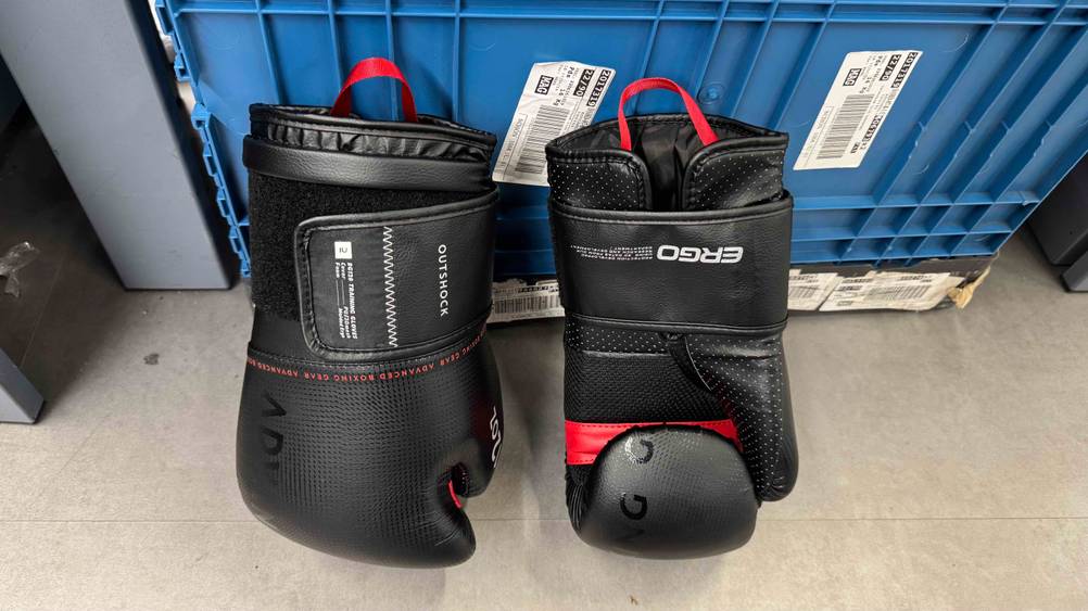 Zwei getestete Boxhandschuhe in 12 oz einmal von der Vorderseite und Rückseite ersichtlich.
