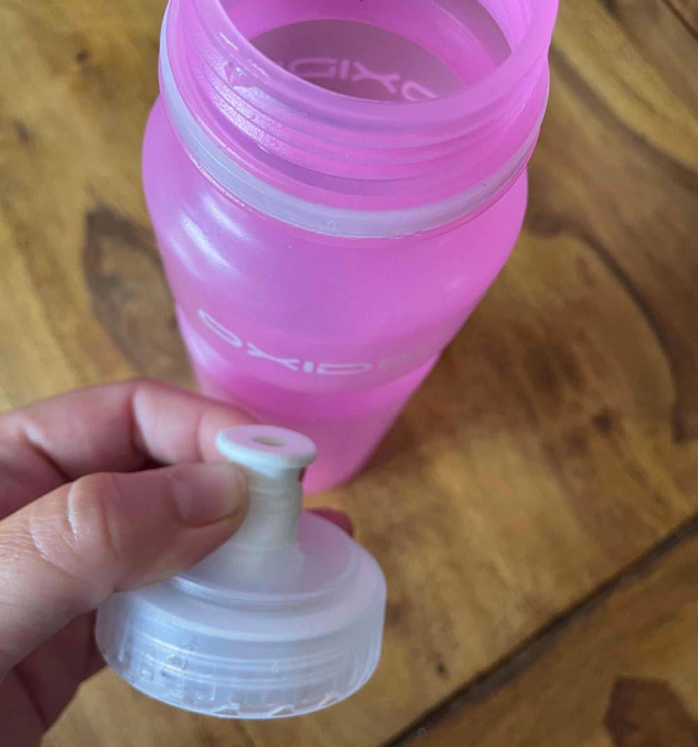 Sport-Trinkflasche getestet: eine geöffnete Sport-Trinkflasche mit dem daz7ugehörigen Verschluss in der Hand.