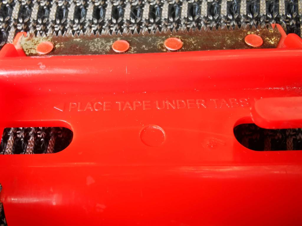 Detailansicht der gezahnten Aluminiumschiene des getesteten Paketbandrollers.