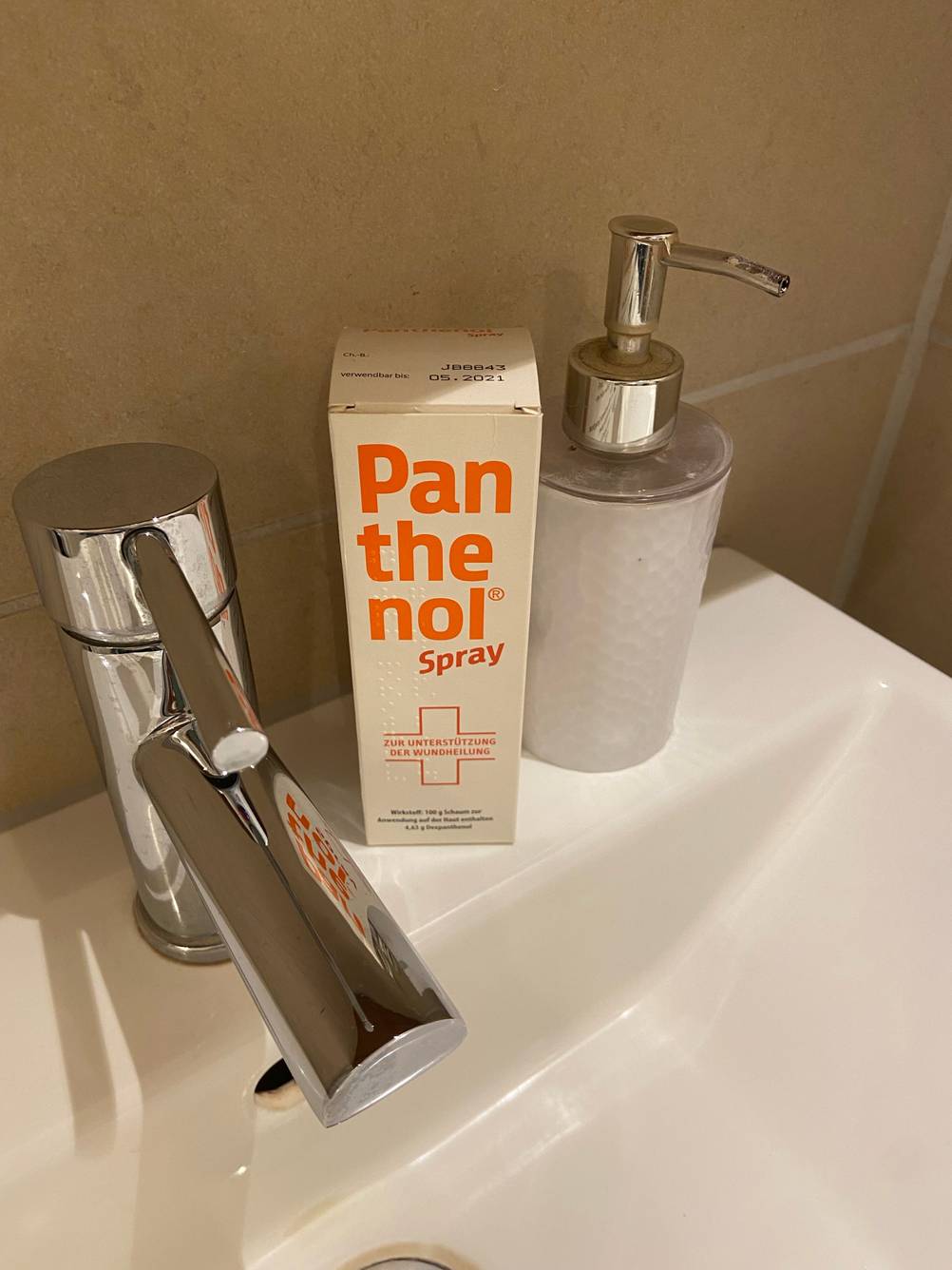 Panthenol-Test: Das getestete Panthenol steht in der Verpackung neben einem Seifenspender.