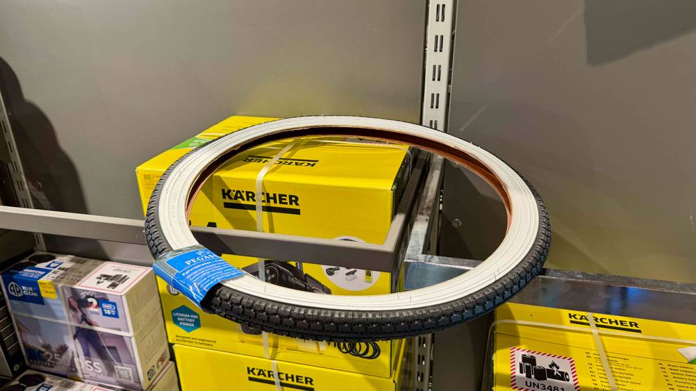 Der getestete 20-Zoll-Fahrradreifen liegt auf einem Karton.