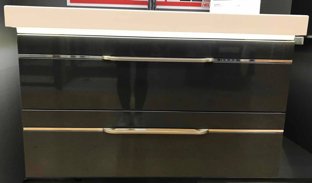 Ein getestetes Waschbecken mit Unterschrank von vorne.