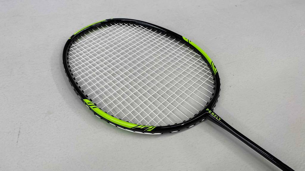 Badmintonschläger im Test: Eine Detailaufnahme der Bespannung eines Schlägers