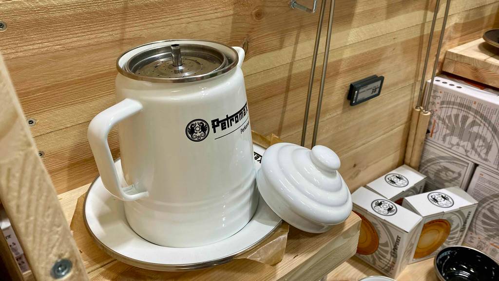 Perkolator getestet: ein geöffneter Perkolator mit ersichtlichen Sieb.
