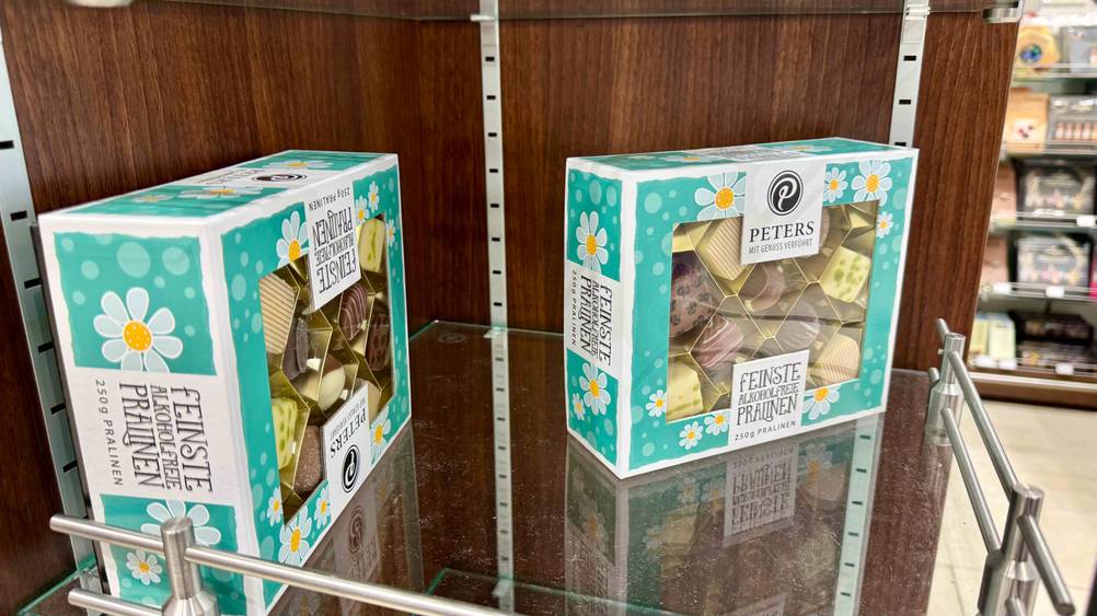 Zwei Packungen der getesteten Peters-Pralinen stehen in einem Regal.
