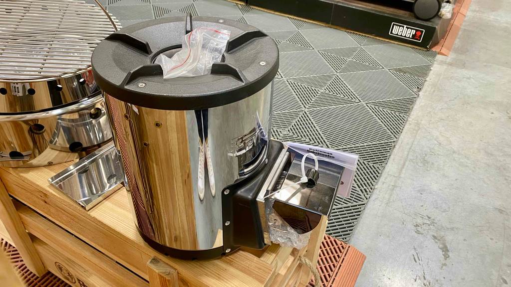 Raketenofen getestet: ein Raketenofen in Silber steht in einem Geschäft.