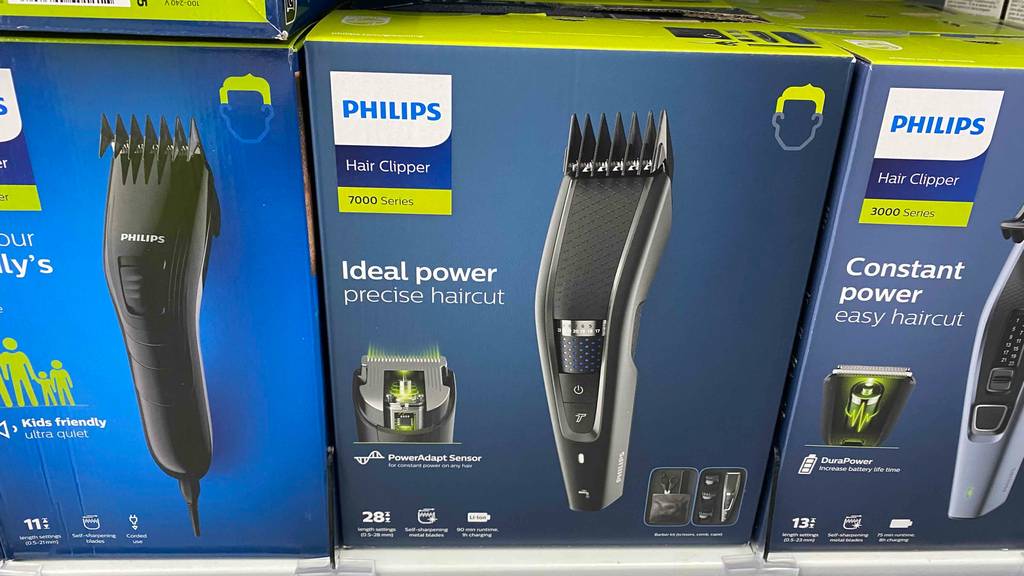 Philips-Haarschneider getestet: Ein Gerät neben anderen in Originalverpackung in einem Regal.