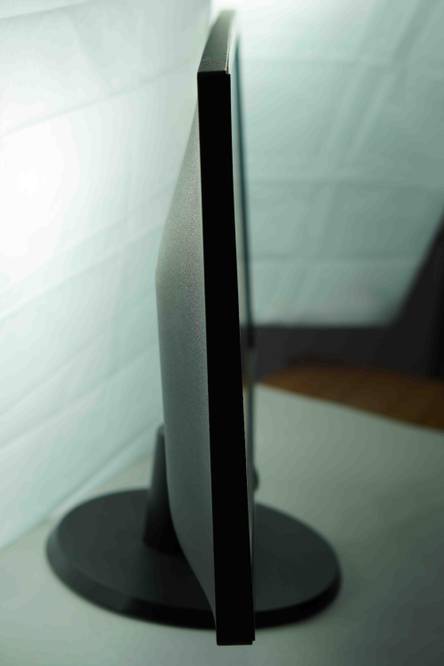 Monitor getestet: Ein Gerät von der Seite vor heller Oberfläche