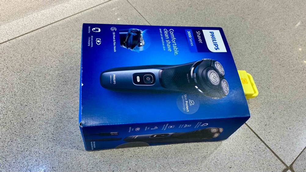 Rotationsrasierer getestet: Verpackung eines Rotationsrasierers von Philips liegend auf einem Boden.