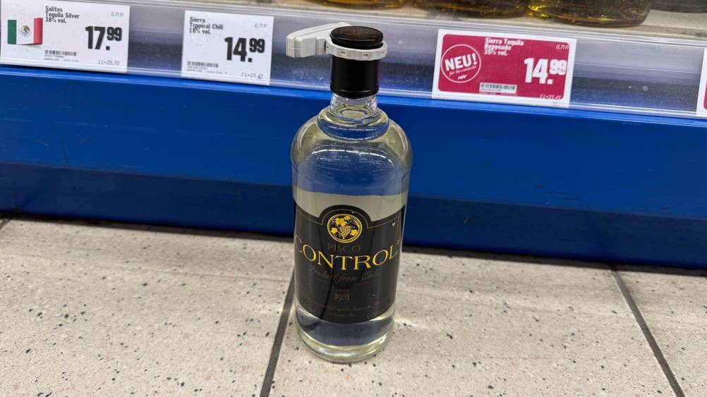 Pisco-Test: Eine Flasche des Alkohols steht vor einem Regal.