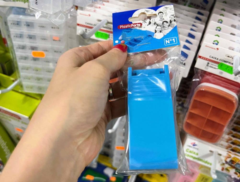 Tablettenteiler getestet: blauer Tablettenteiler wird von vorn in der Hand gehalten.
