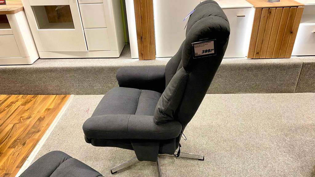 Relaxsessel getestet: ein grauer Relaxsessel von der Seite mit Preisschild darauf.