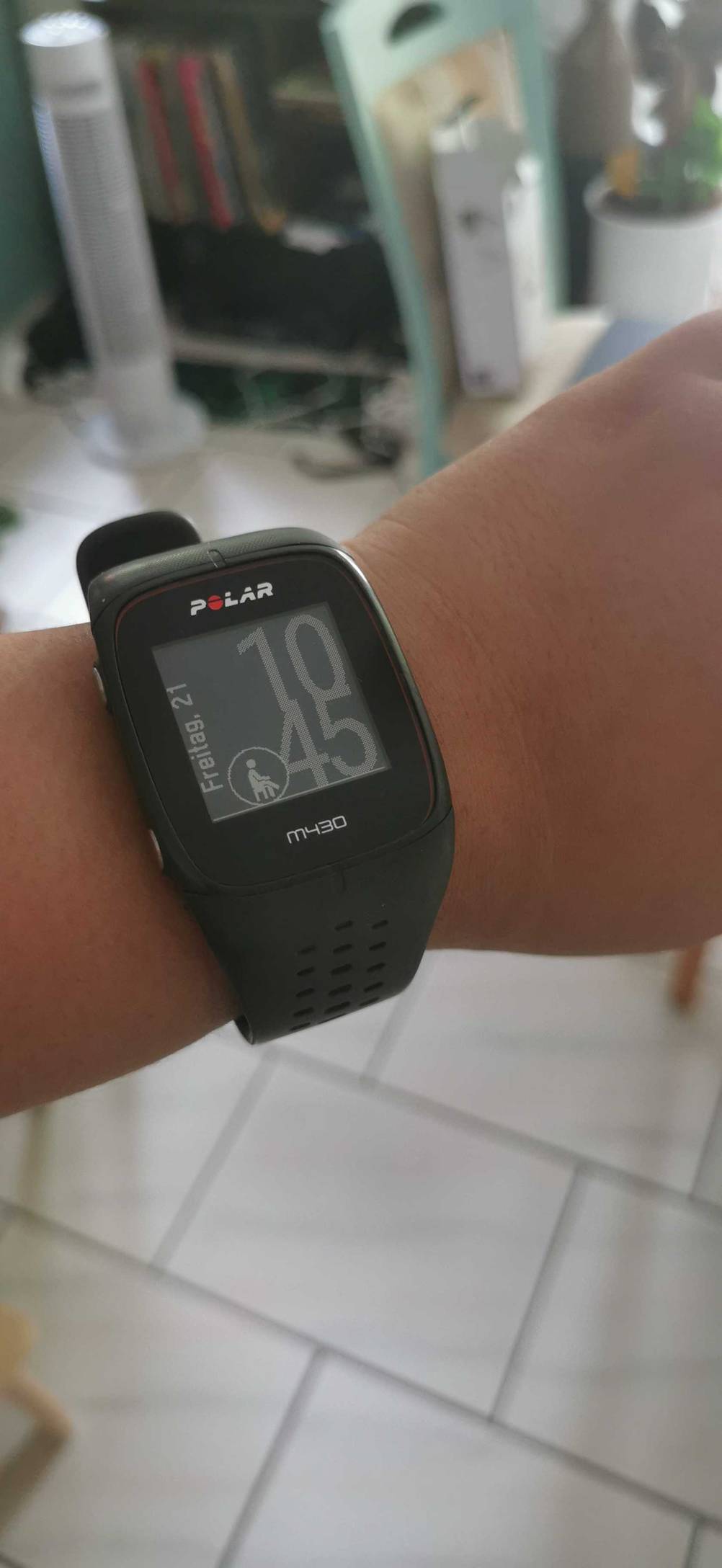 Polar-Fitnessuhr-Test: Eine Person trägt eine Polar-Fitnessuhr in Schwarz am Armgelenk. 