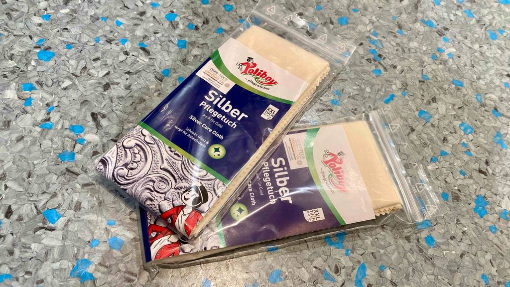 Silberputztuch getestet: Zwei Packungen liegen leicht übereinander auf einem Boden.