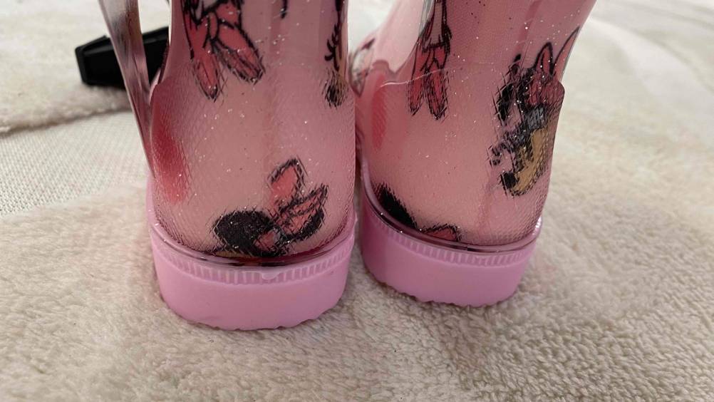 Nahaufnahme der Fersen der getesteten Gummistiefel für Kinder.