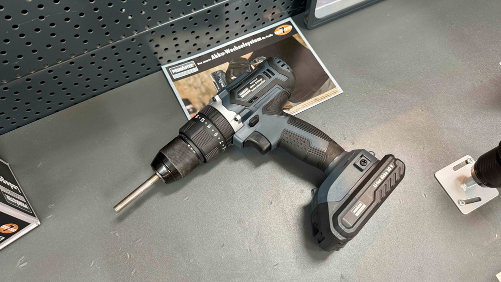 Der getestete Akku-Schlagbohrschrauber befindet sich in einem liegenden Zustand.