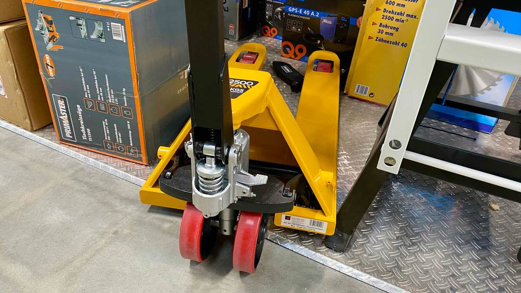 Ein getesteter Hubwagen von vorn mit Rollen ersichtlich.
