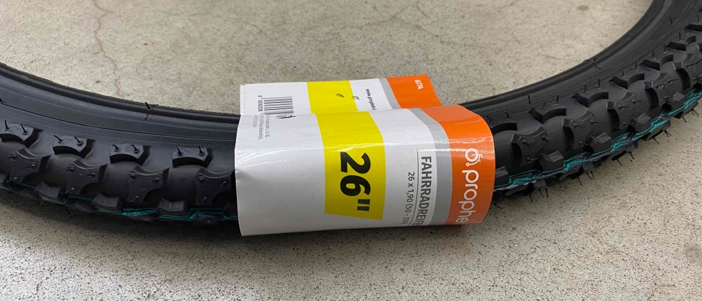 Fahrradreifen-Test: Fahrradreifen auf dem Boden liegend - Etikett mit 26