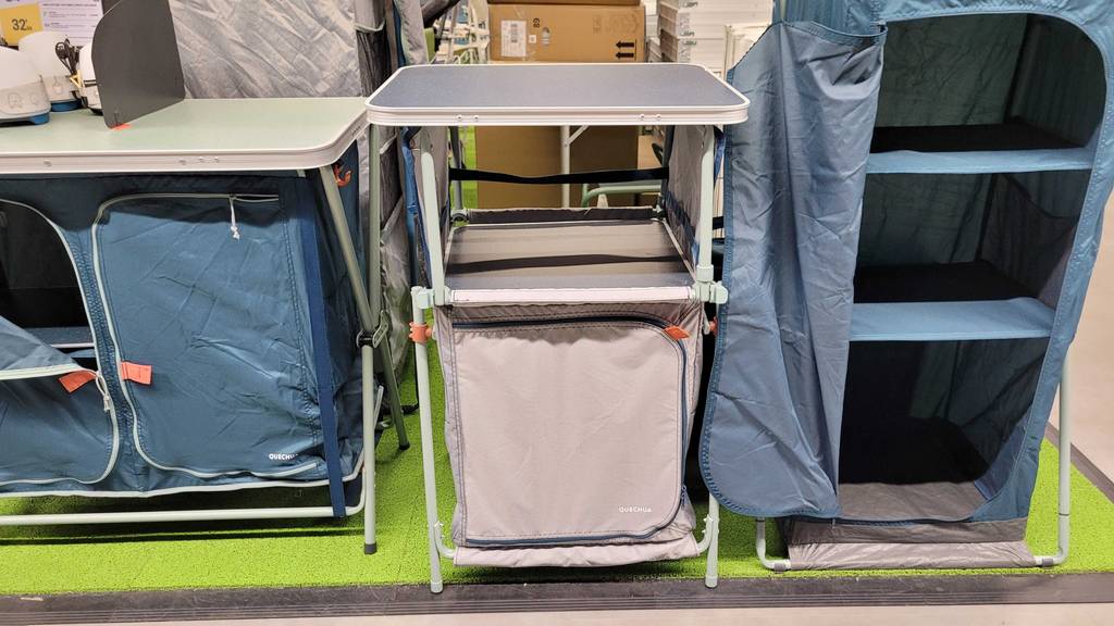 Ein getesteter Campingtisch mit geschlossenem Schrank, der mit einem Reißverschluss versehen ist.