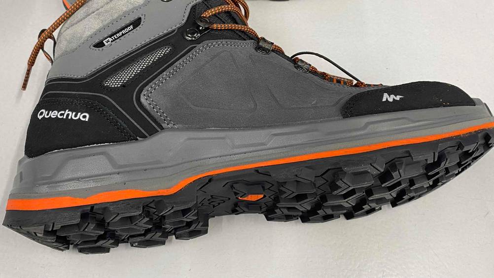 Trekkingschuhe Herren getestet: Ein Schuh auf der Seite liegend auf heller Oberfläche