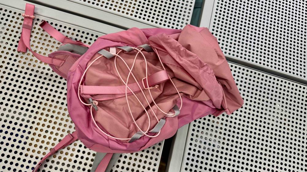 Die Bänder zum Zuschnüren, die auf der Vorderseite des getesteten Kinder-Wanderrucksack angebracht sind im Fokus.