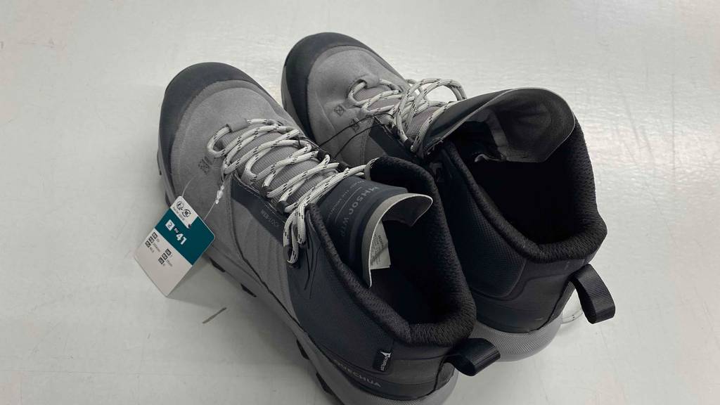 Bergschuhe-Herren im Test: ein Paar Bergschuhe mit Schlaufe am hinteren Bereich.