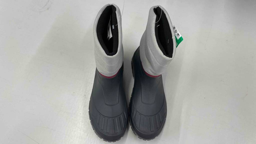 Winter-Gummistiefel getestet: Winter-Gummistiefel in schwarz-grau mit schwarzem Futter stehen auf einem Boden.
