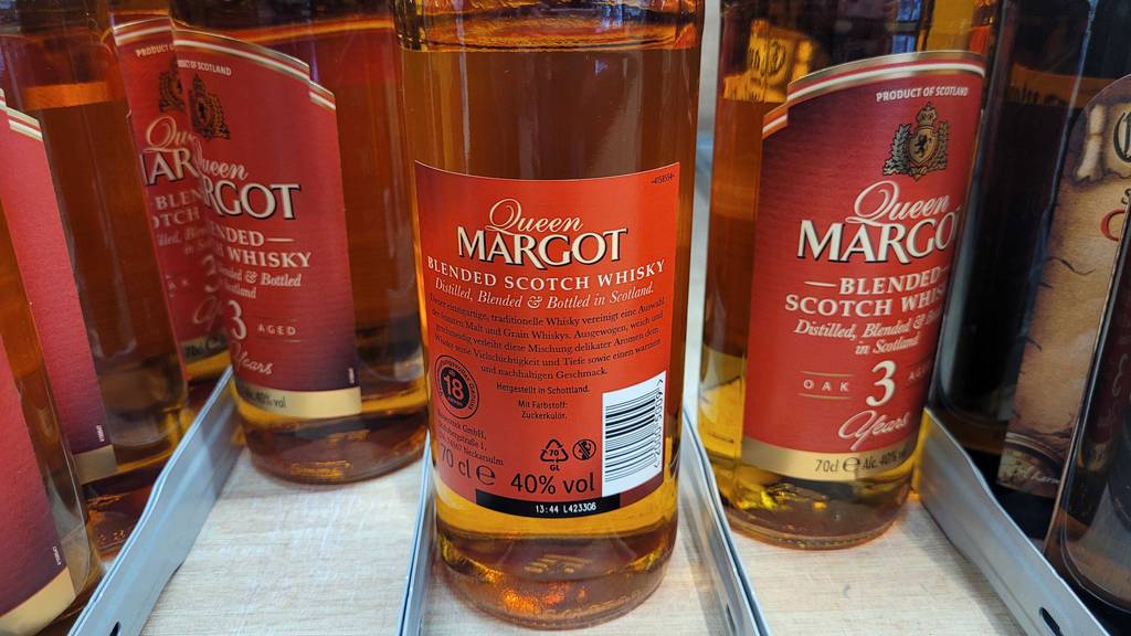 Test: Mehrere Flaschen Blended-Scotch-Whisky mit 40 % Alkoholgehalt stehen in einem Regal.