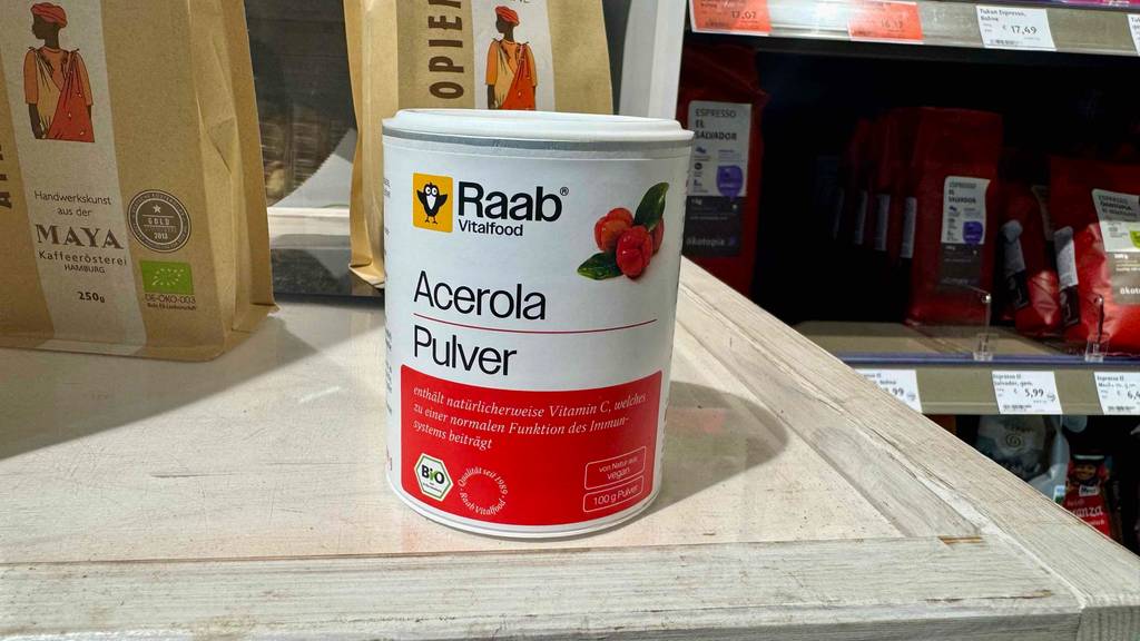 Acerola-Pulver-Test: Die 100-g-Dose der Marke Raab steht befindet sich auf einem Ausstellungsregal.