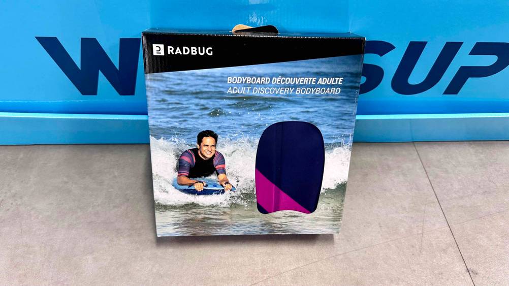 Das getestete aufblasbares Bodyboard steht auf einem Boden und ist an einer Wand angelehnt.