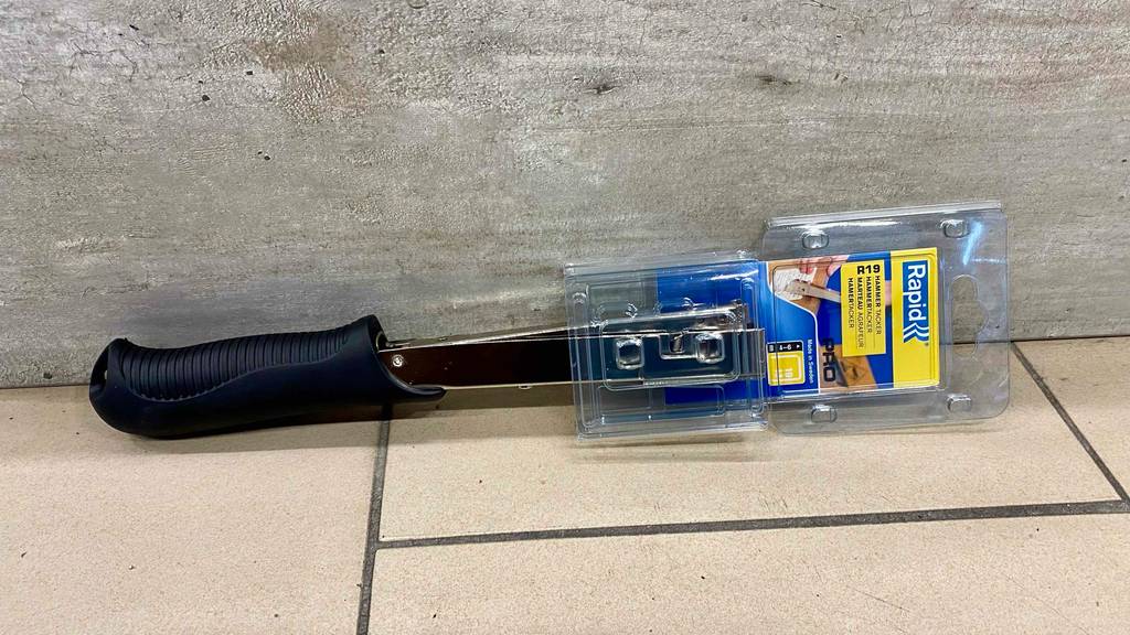 Hammertacker im Test: ein Hammertacker in der Verpackung von der Seite ersichtlich.