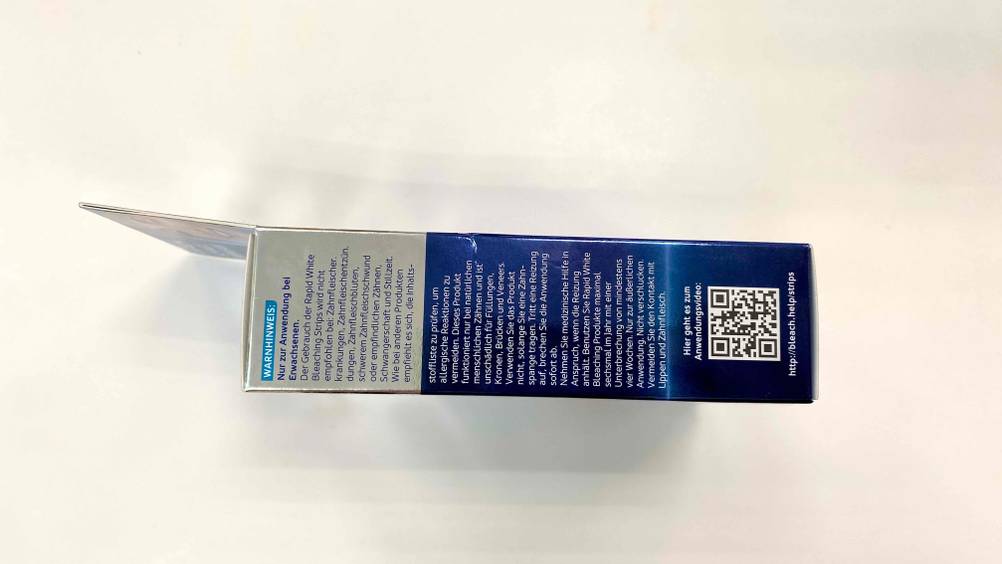 Eine Packung der getesteten Bleaching-Strips von der Seite auf einer hellen Fläche.