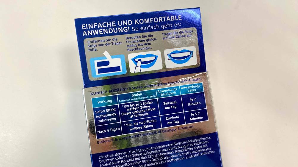 Im Test: Rückseite der Verpackung von Bleaching-Strips mit Anweisungen.