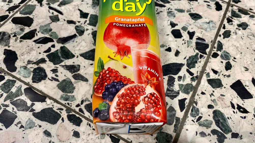 Granatapfelsaft getestet: Unterer Teil der Verpackung auf Marmorplatte