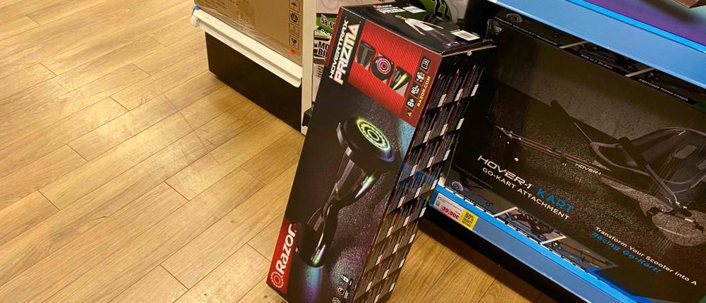 Hoverboard-Test: verpacktes Hoverboard, das an einem Verkaufsregal lehnt