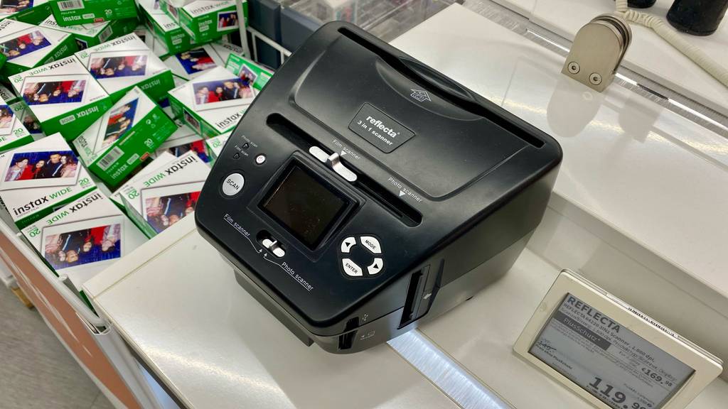 Fotoscanner getestet: ein schwarzer Fotoscanner neben dem Preisschild von oben ersichtlich