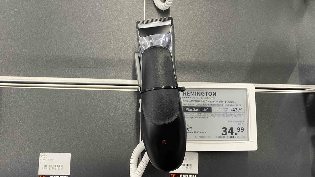 Ein getesteter Remington-Haarschneider in einer Halterung auf einer grauen Fläche.