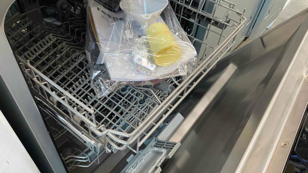 Einbau-Geschirrspüler-Test: Nahaufnahme von einem geöffneten Einbau-Geschirrspüler.